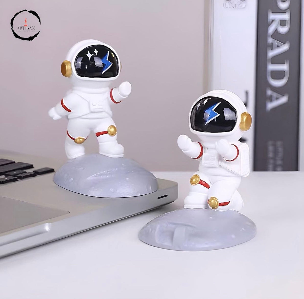 Astronaut phone holder